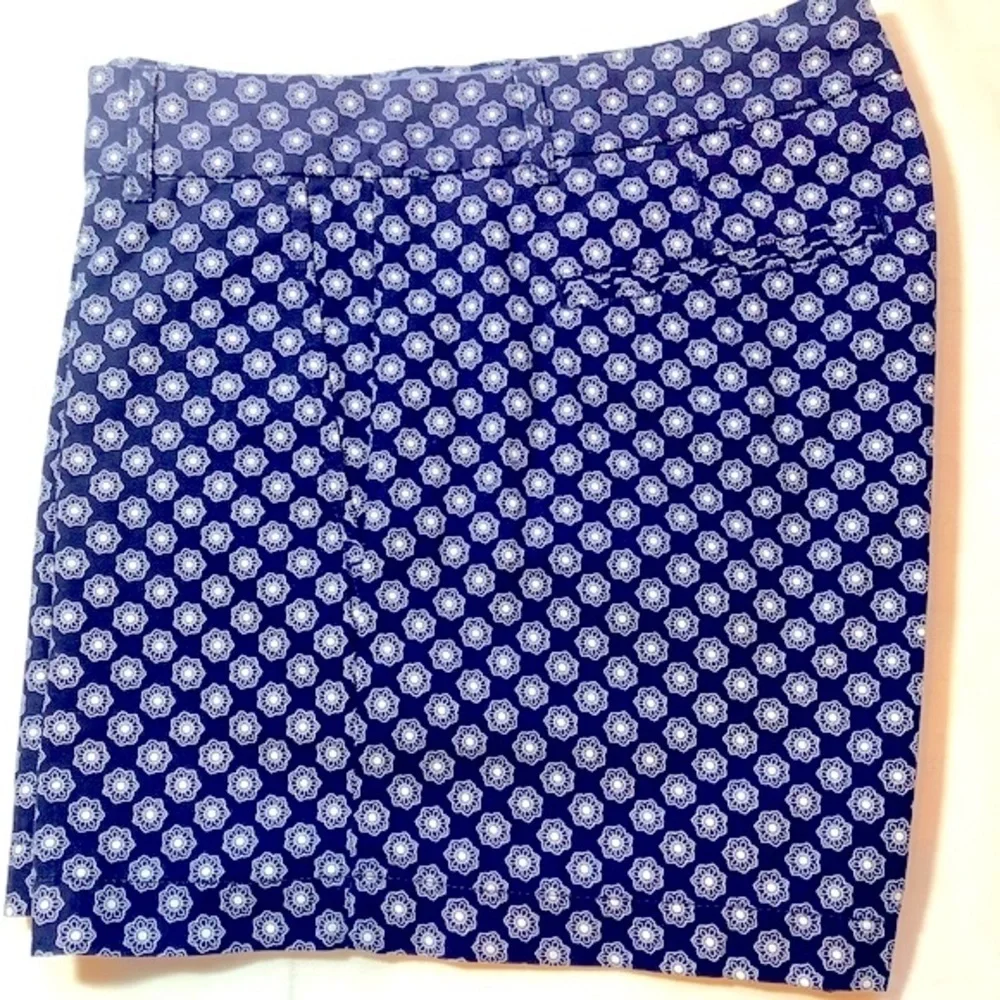 Banana Republic Navy White Floral Printed 5” inseam Shorts Women’s size 6 NWOT